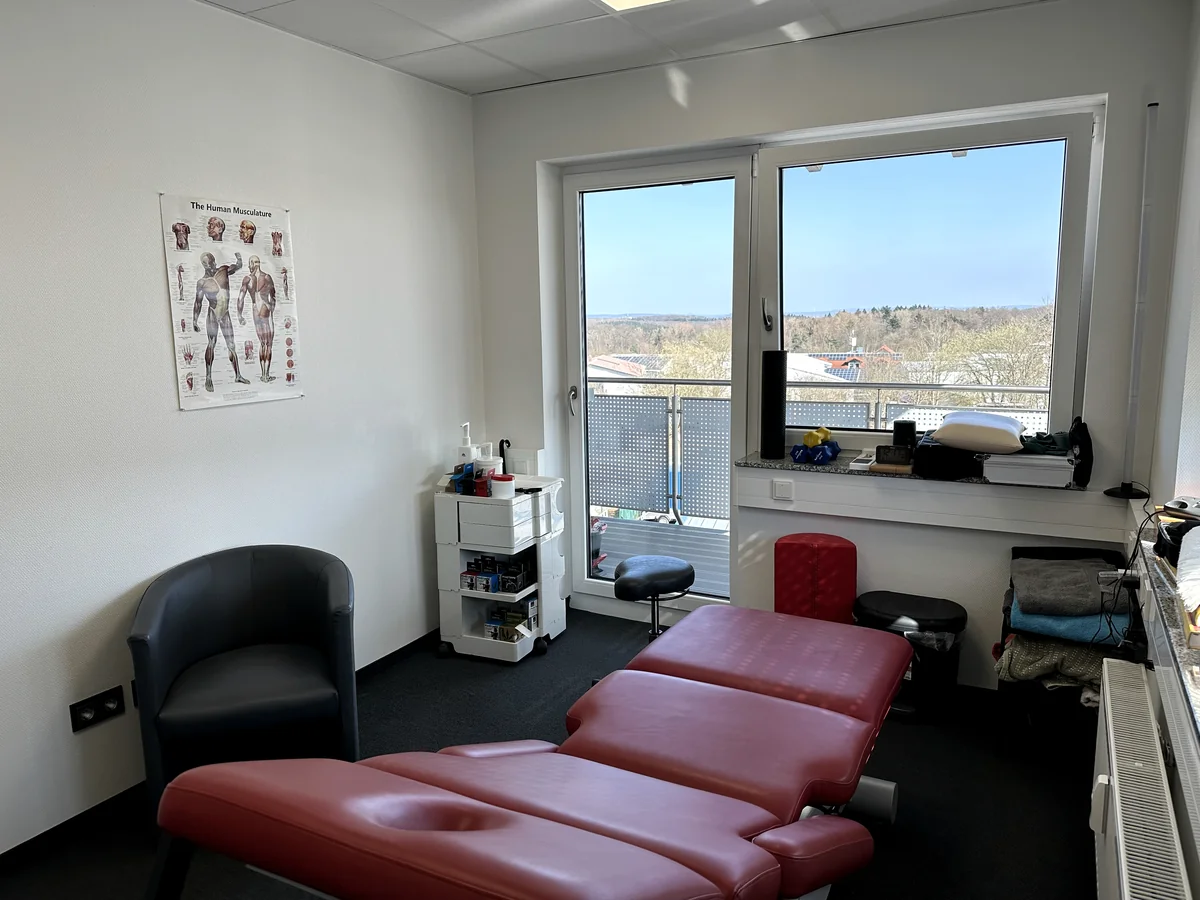 Behandlungsraum der Physiotherapie Privatpraxis in Wetzlar mit Therapieliege