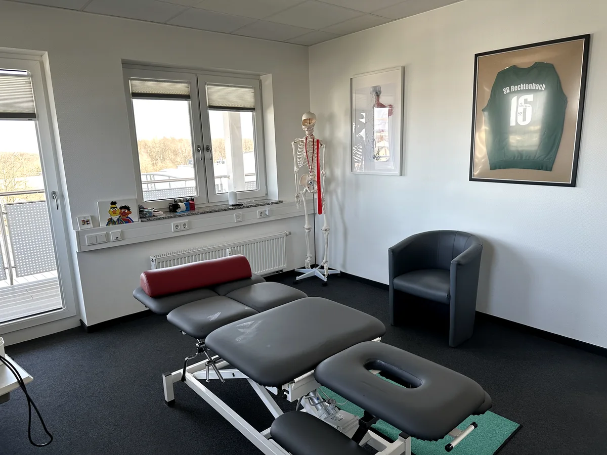 Behandlungsraum der Physiotherapie Privatpraxis Wetzlar mit Therapieliege und anatomischem Lehrmodell